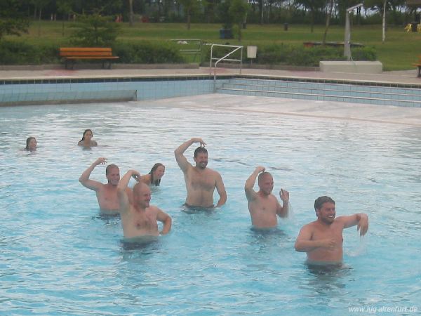 Markus, Andy, Martin, Jürgen und Christian albern im Schwimmbad herum