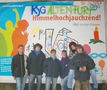 Gruppenfoto vor der Plakatwand