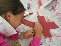 [participants decorating crosses]