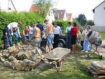 [participants buliding a "Lourdes"-grotto]