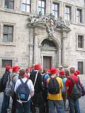 [Foto: Die Gruppe vor dem alten Rathaus]