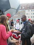 [Photo: The guests receive Nuremberg gingerbread]