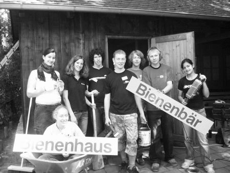 Gruppenfoto vor dem Bienenhaus