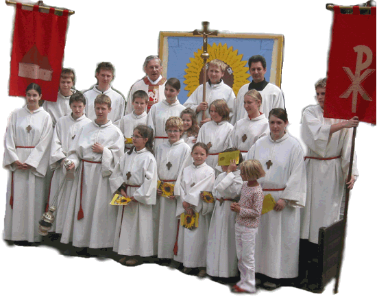 [ Gruppenfoto der Ministranten beim Pfarrfestgottesdienst 2004 ]