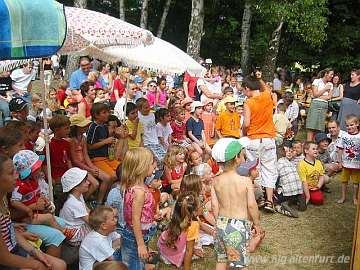 Zahlreiche Kinder, die das Theater gespannt verfolgen