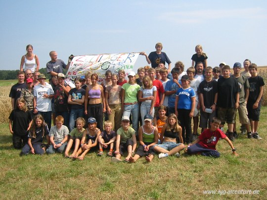 [Gruppenfoto vom Zeltlager mit allen Teilnehmern und Gruppenleitern