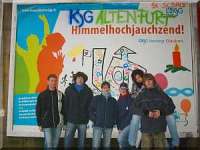 Foto: Das Aktions-Team vor der bemalten Plakatwand