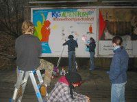 Das Aktions-Team beim bemalen der Plakatwand