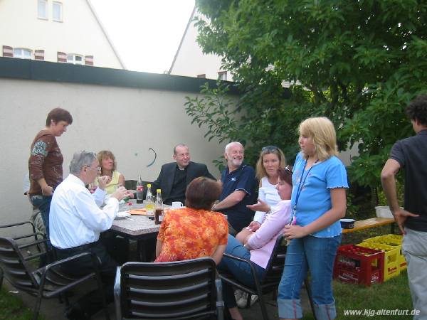 Pfarrer Schiele, Kaplan Wanka und einige Eltern sitzen an einem Tisch
