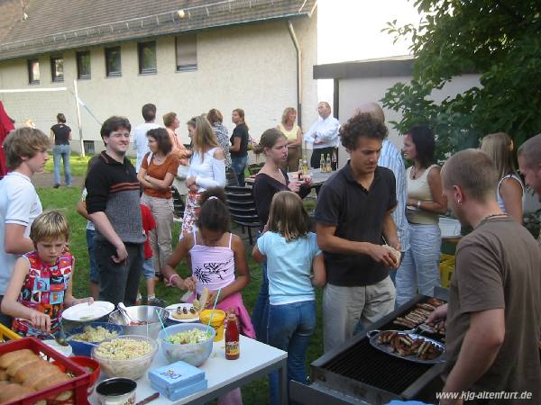 Salat-Theke, Grill und viele Gäste, die sich bedienen