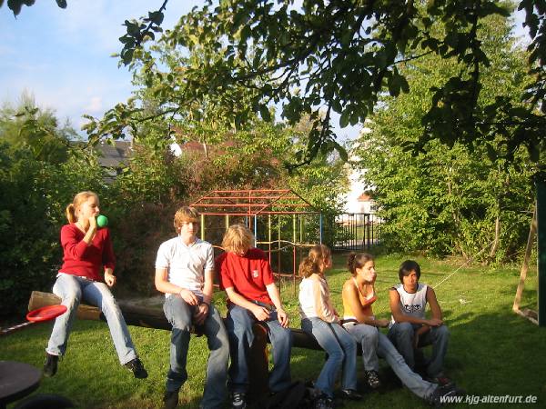 Sechs Jugendliche sitzen auf einer Wippe