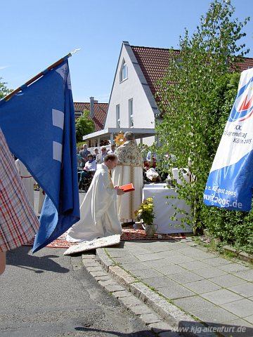 Der Jugendaltar bei der Fronleichnamsprozession mit WJT-Fahne und Blumenteppich