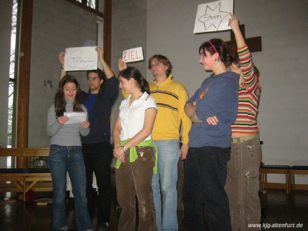 Tini, Lisa und Toni führen beim Gottesdienst ein Gespräch, das zum Nachdenken anregen soll