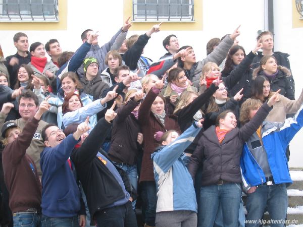 Teil-Gruppenfoto: Alle zeigen mit dem Arm nach rechts oben