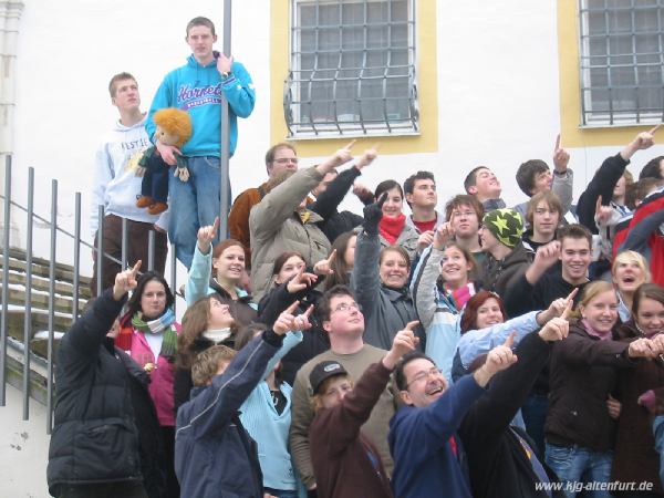 Teil-Gruppenfoto: Alle zeigen mit dem Arm nach rechts oben