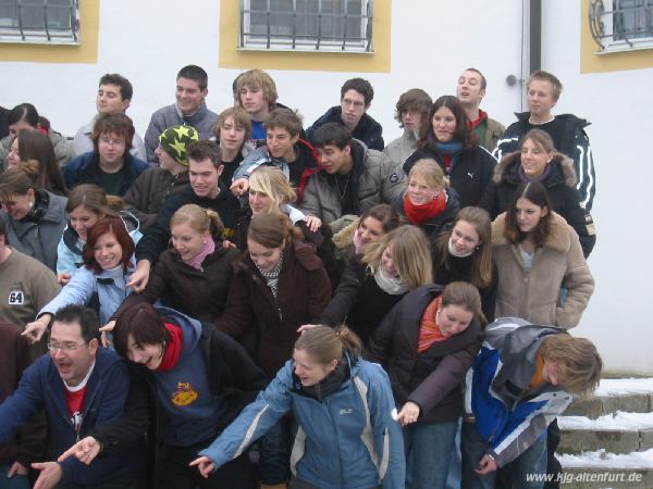 Teil-Gruppenfoto: Alle zeigen mit dem Arm nach links unten