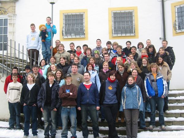 Gruppenfoto vor dem Jugendhaus Schloss Pfünz. An der Schulung nahmen 54 Jugendliche Teil