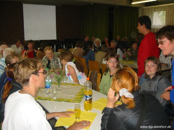 Gäste und Gastfamilien beim gemeinsamen Abendessen im Altenfurter Pfarrheim