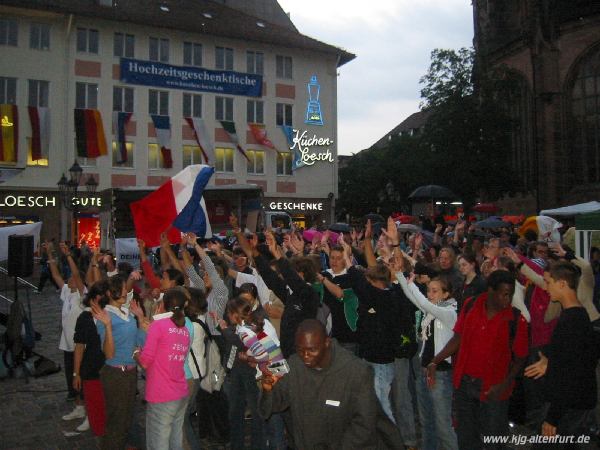 Eine jubelnde Menge Jugendlicher auf dem Lorenzer Platz