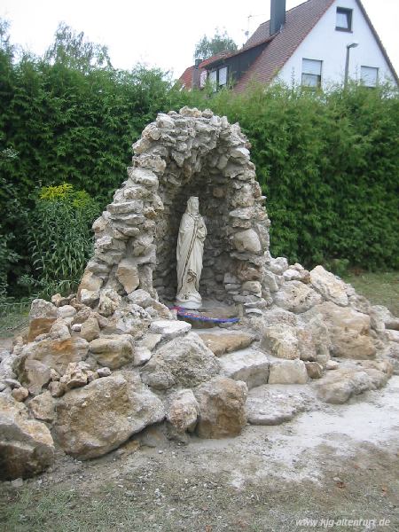 Die fertige Lourdes-Grotte im Garten des Caritas Pirckheimer Altenheims aus Felsgestein ist etwa 1,60 Meter hoch, in ihr steht eine Madonnen-Statue