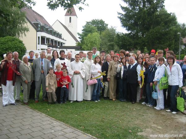 Gruppenfoto mit Gästen und Gastgebern, im Hintergrund die Pfarrkirche St.Sebald