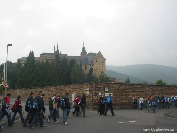Unsere Gruppe läuft zurück zum Kloster Calvarienberg, das im Hintergrund zu sehen ist
