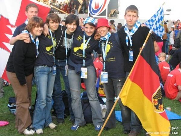 Gruppenfoto mit sieben Teilnehmern aus Altenfurt. Fast alle tragen das blau-gelbe "Eichstätt goes Köln"-T-Shirt; und das blau-weiße Halstuch der Dekanatsjugend Wemding