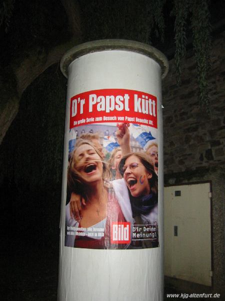 Litfaßsäule mit einem Plakat der Bild-Zeitung "D'r Papst kütt"