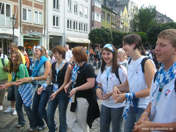 Einige Altenfurter singen, tanzen und klatschen in der Düsseldorfer Fußgängerzone zur Musik der Jugendlichen aus Baden-Württemberg