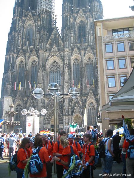 Eine große Menschenmenge steht vor dem Kölner Dom.