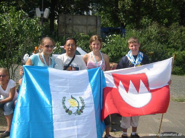 Nicki, Sonja und Thomas mit einem Pilger aus Guatemala dazu die Frankenfahne und die Flagge von Guatemala