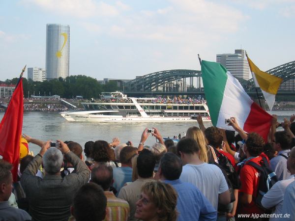 Der Papst fährt auf einem Schiff auf dem Rhein und begrüßt die Jugendlichen