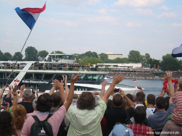 Der Papst fährt auf einem Schiff auf dem Rhein und begrüßt die Jugendlichen