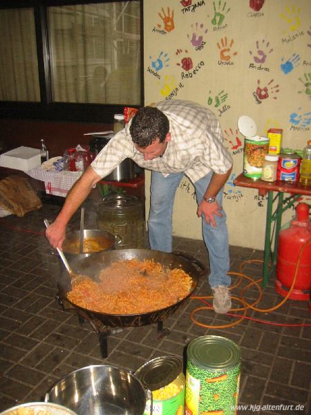 Unser Busfahrer macht in einer Pfanne mit knappen einem Meter Durchmesser Abendessen