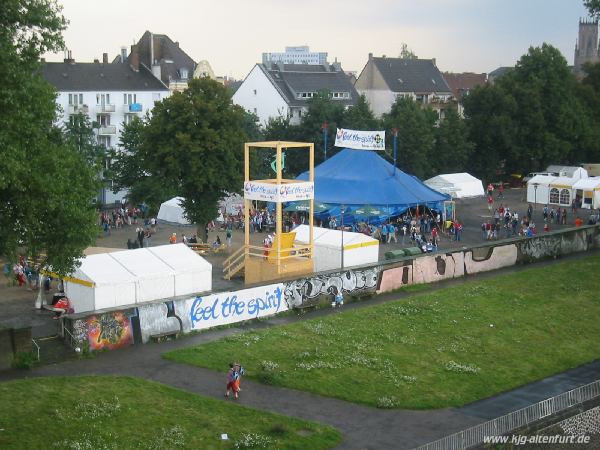 Das "feel the spirt"-Camp: Ein Zirkuszelt und mehrer Pavillons, in denen die Jugendverbände KjG und FIMCAP verschiedene Aktionen anbieten