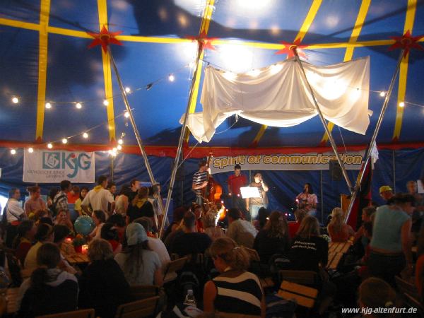 Eine Musikgruppe spielt in einem Zirkuszelt auf dem "feel the spirt"-Camp