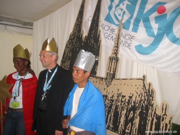 Der Bamberger Erzbischof Schick und zwei Jugendliche als "Heilige drei Könige" verkleidet vor einem Bild des Kölner Doms