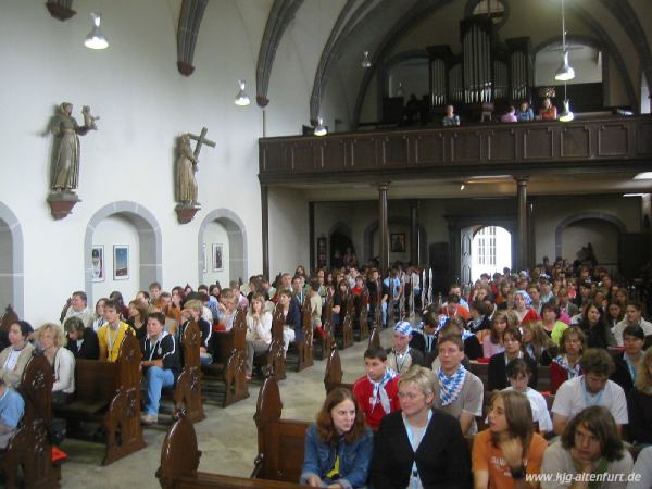 Jugendliche sitzen in der Klosterkirche