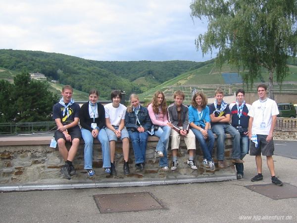 [Gruppenfoto von den Altenfurter Teilnehmern: Die Jugendlichen sitzen auf einer Mauer des Klosters Kalvarienberg in Ahrweiler, im Hintergrund sieht man die Weinberge]