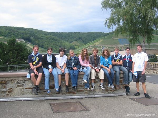 Gruppenfoto von den Altenfurter Teilnehmern: Die Jugendlichen sitzen auf einer Mauer des Klosters Kalvarienberg in Ahrweiler, im Hintergrund sieht man die Weinberge