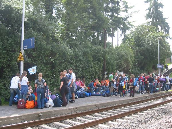 Unsere Gruppe sitzt mit Gepäck am Bahnsteig in Ahrweiler