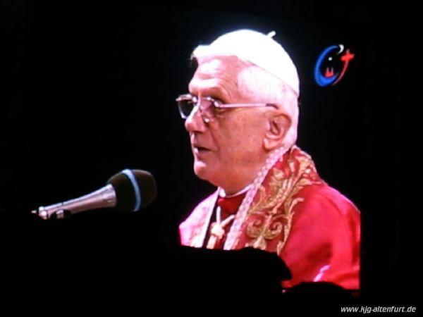 [Foto: Papst Benedikt XVI. bei der nächtlichen Vigilfeier Marienfeld (Videoleinwand)