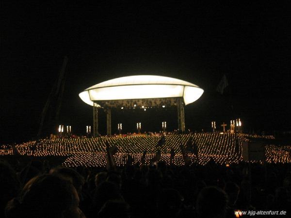 Der Altarhügel bei der nächtlichen Vigil mit vielen Kerzen