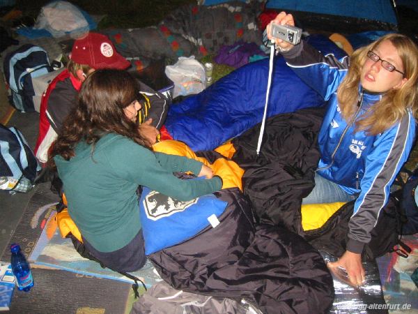einige Teilnehmer auf ihren Iso-Matten, eingewickelt in ihre Schlafsäcke