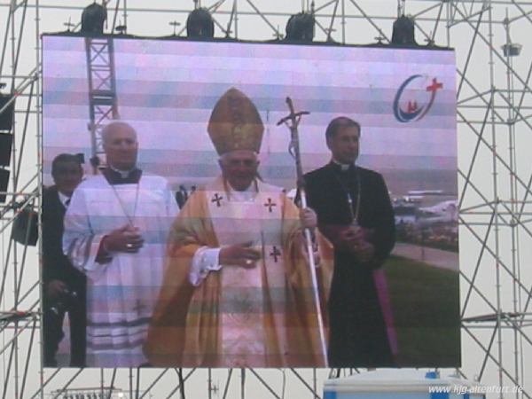 Der Papst beim Hauptgottesdienst in goldenem Ornat (Videoleinwand)