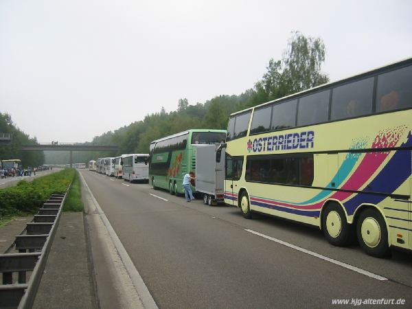 Die Autobahn wurde zum Busparkplatz umfunktioniert, in beide Fahrtrichtungen sah man bis zum Horizont nur Busse