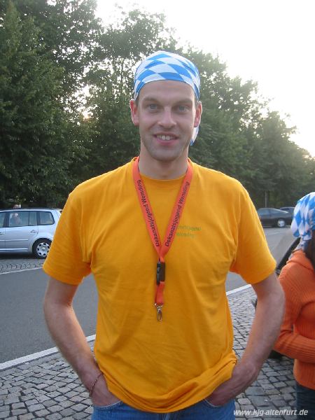 Markus von der Dekanatsjugend Wemding mit einem gelben T-Shirt und einem blau-weißen Kopftuch