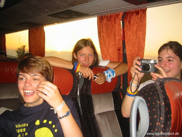 Steffi, Svena und Lisa im Bus