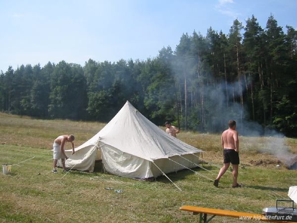 Die Gruppenleiter beim Abspannen eines Zeltes