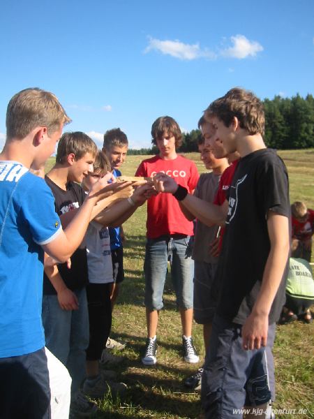 Die großen Jungs balancieren den Stab